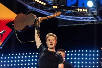 Il prete canta ‘Il filo rosso’ durante la messa e Alfa reagisce così: il video virale