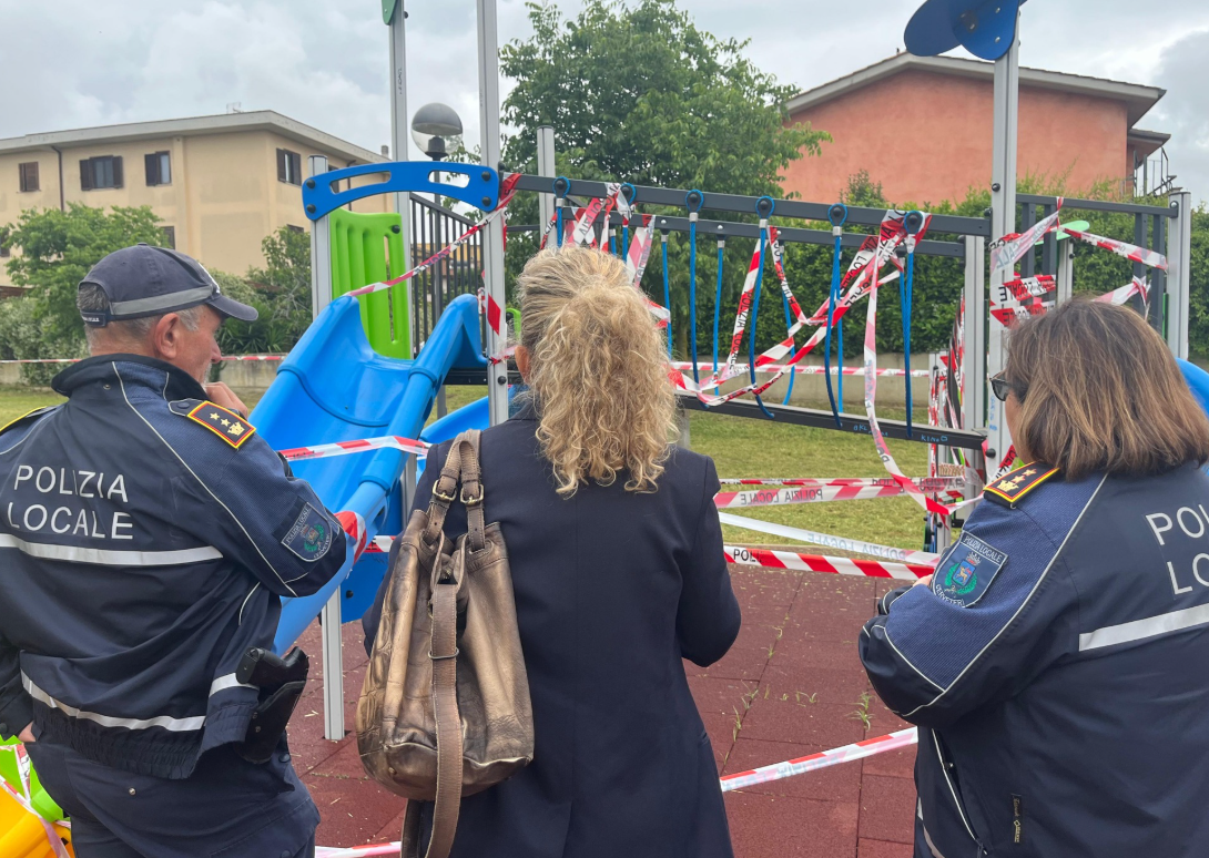 Cerveteri – Bambini si fanno male al parco, critiche su amministrazione e sindaca: “Che venga chiuso”