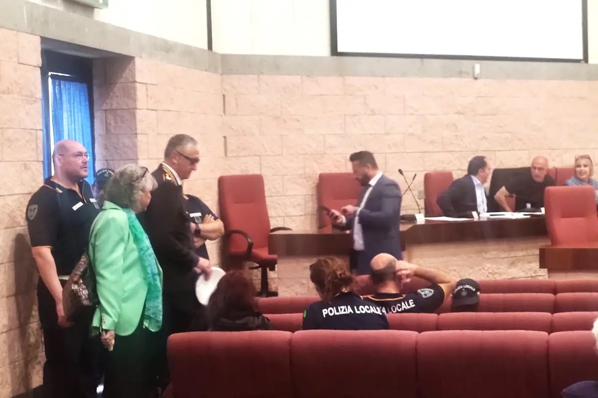 Civitavecchia – Donna interrompe il consiglio comunale: “Senza casa dopo un incendio, aiutatemi”