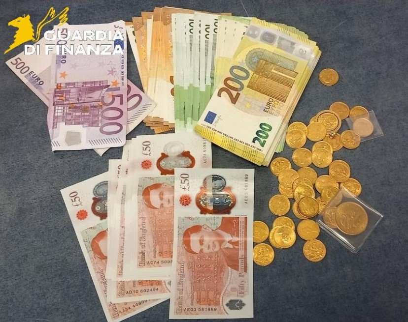 Nasconde migliaia di euro in contanti nei barattoli della cioccolata, arrestato mentre scappava in Marocco