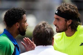 Tsitsipas lo colpisce, Fils si infuria: tensione agli Internazionali d’Italia – Video