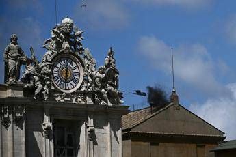 Conclave, nera anche la seconda fumata: si riparte nel pomeriggio