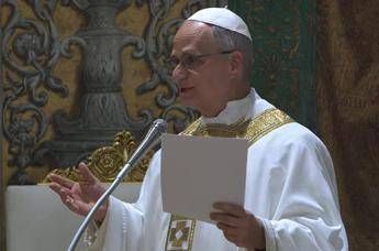 Papa Leone XIV, prima omelia: “Chi crede deriso, a fede si preferisce denaro e successo”