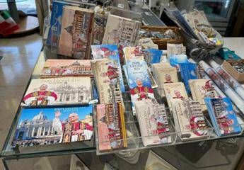 Papa Leone XIV, in via della Conciliazione spuntano i primi souvenir