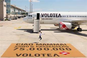Volotea, a Olbia il tappeto di benvenuto più grande del mondo per il passeggero 75.000.000﻿