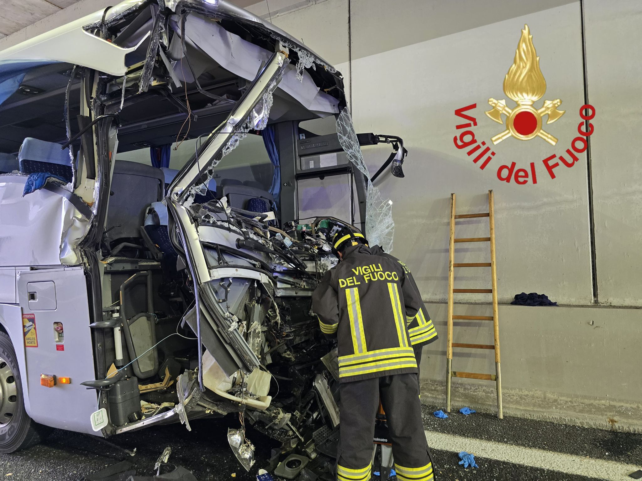 Grave incidente in autostrada: autobus di bambini contro camion, un morto e vari feriti (FOTO)