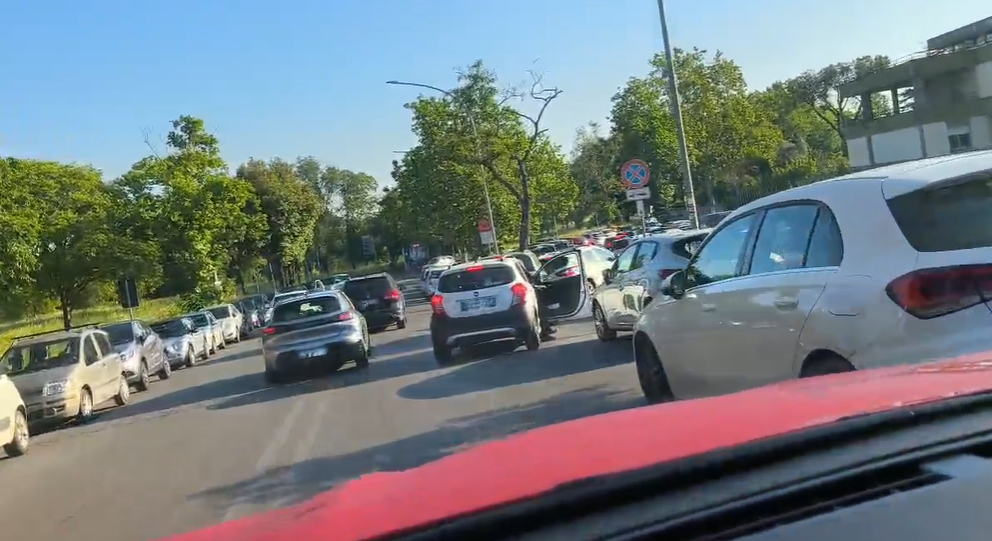 Roma – Traffico in tilt nei pressi dell’IFO San Gallicano, automobilisti inferociti tra lunghissime code (FOTO)