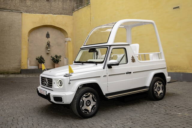 Papamobile diventa mini clinica per i bambini di Gaza