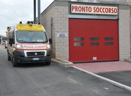 Civitavecchia – Donna in ospedale dopo una lite col compagno, lui si presenta e semina il panico