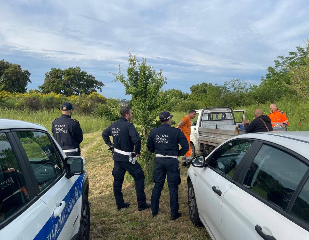 Roma – Insediamento abusivo a ridosso di un parco per bambini, la polizia locale effettua lo sgombro