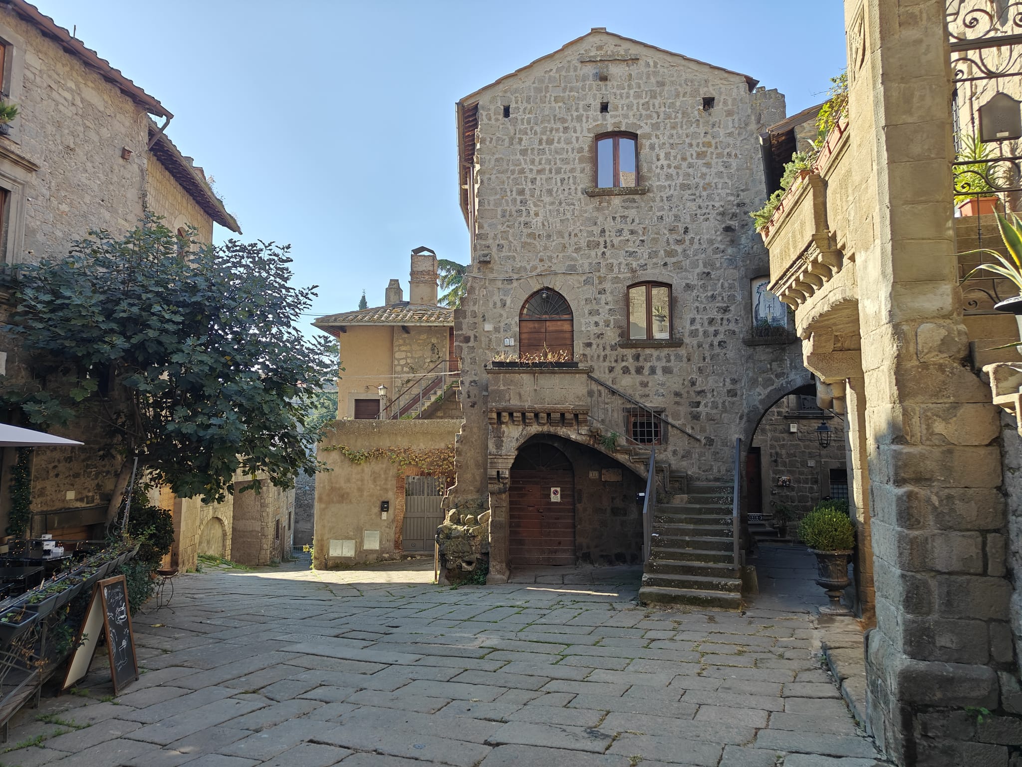 Viterbo – Paura a San Pellegrino, uomo urla e dà in escandescenze: arrivano i carabinieri