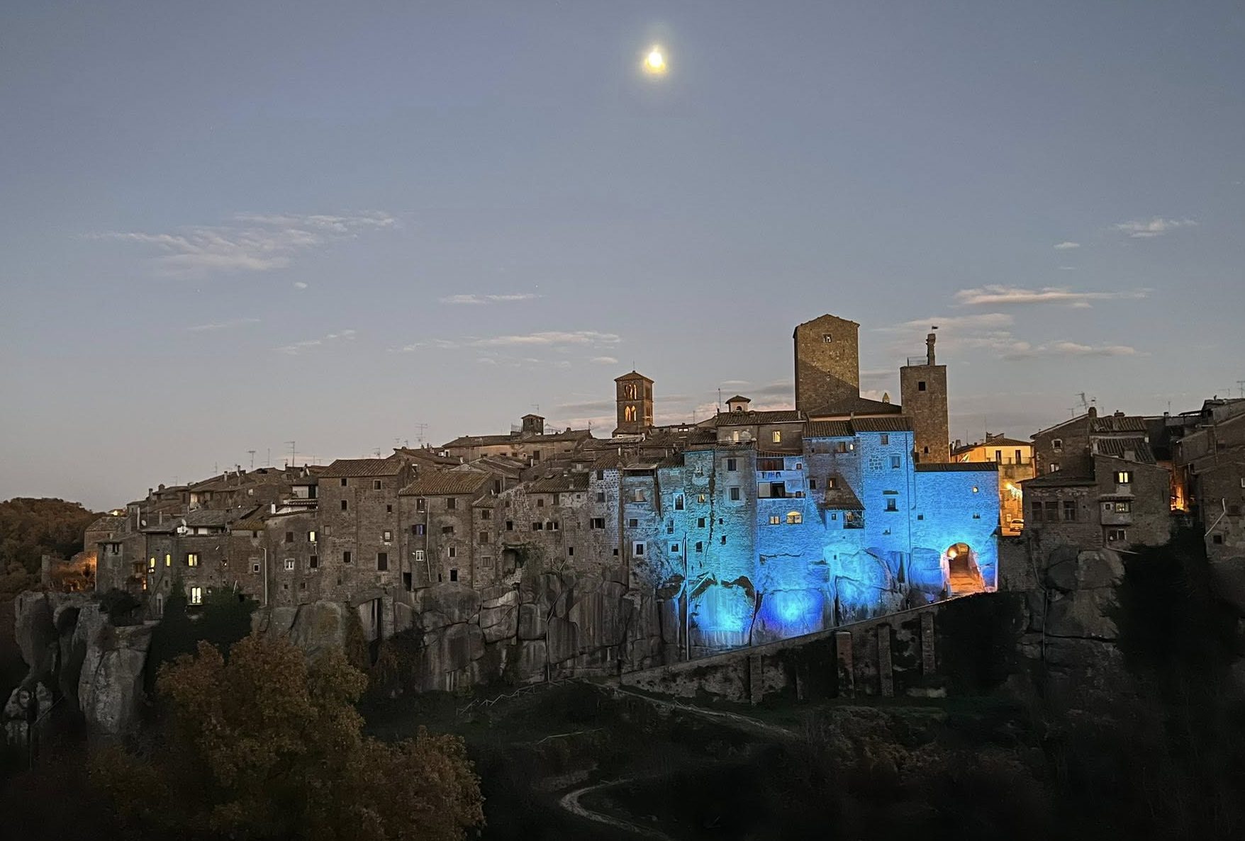 Vitorchiano – Il “borgo più bello d’Italia” s’illumina d’immenso: ultimati lavori alla rupe