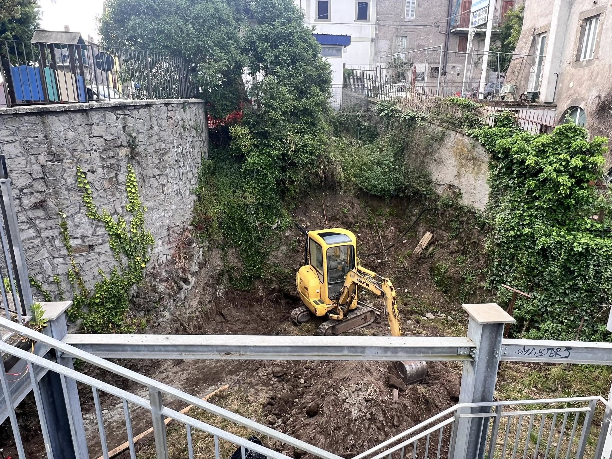 Vitorchiano – Nuova vita per l’area antistante il parcheggio multipiano: “Decoro per angolo nascosto da tempo”