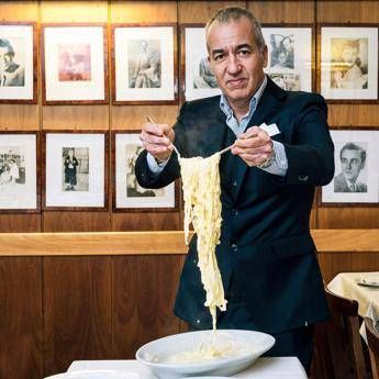 Le Fettuccine Alfredo? “Un’alchimia di soli 3 ingredienti, diffidate dalle imitazioni”