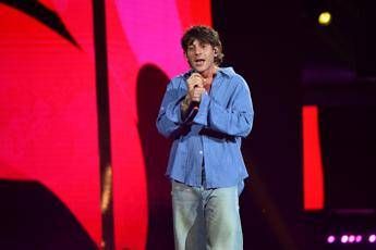 Rkomi annulla i concerti estivi e annuncia il tour nei teatri: il cambio di rotta