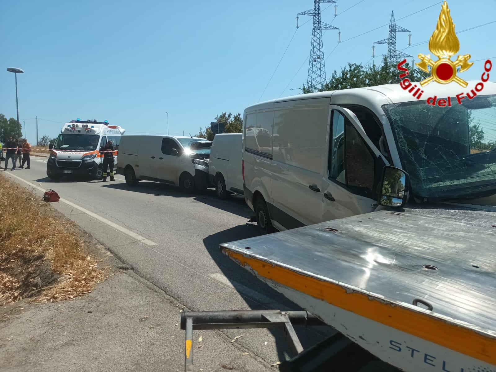 Civitavecchia – Tamponamento a catena tra tre furgoni e un carro attrezzi sull’Aurelia nord