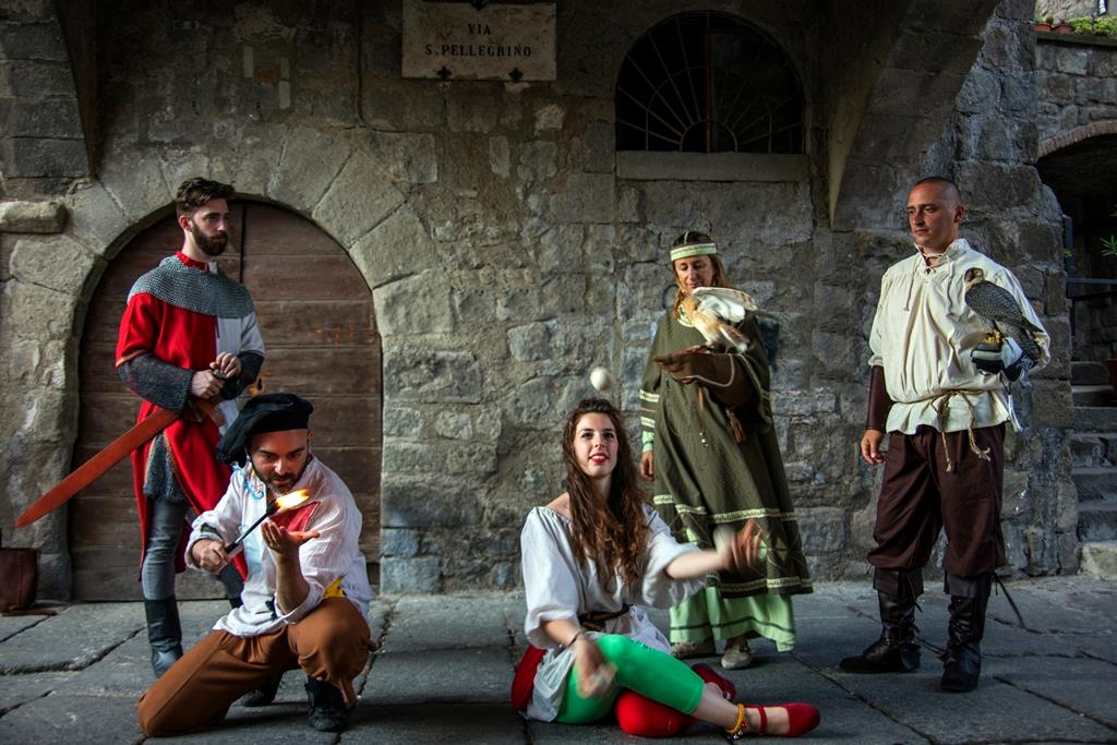 Viterbo – Menestrelli, teatro di strada e battaglie medioevali per Ludika 1243