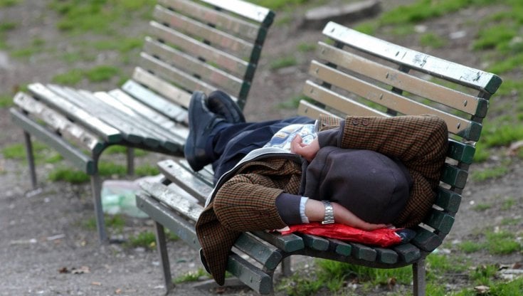 Viterbo, vietato sedersi, sdraiarsi o dormire sul suolo pubblico: da domani in vigore l’ordinanza per il decoro