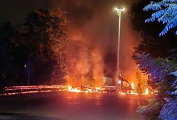 Commando assalta centro logistico a Lacchiarella, camion in fiamme e chiodi sulle strade