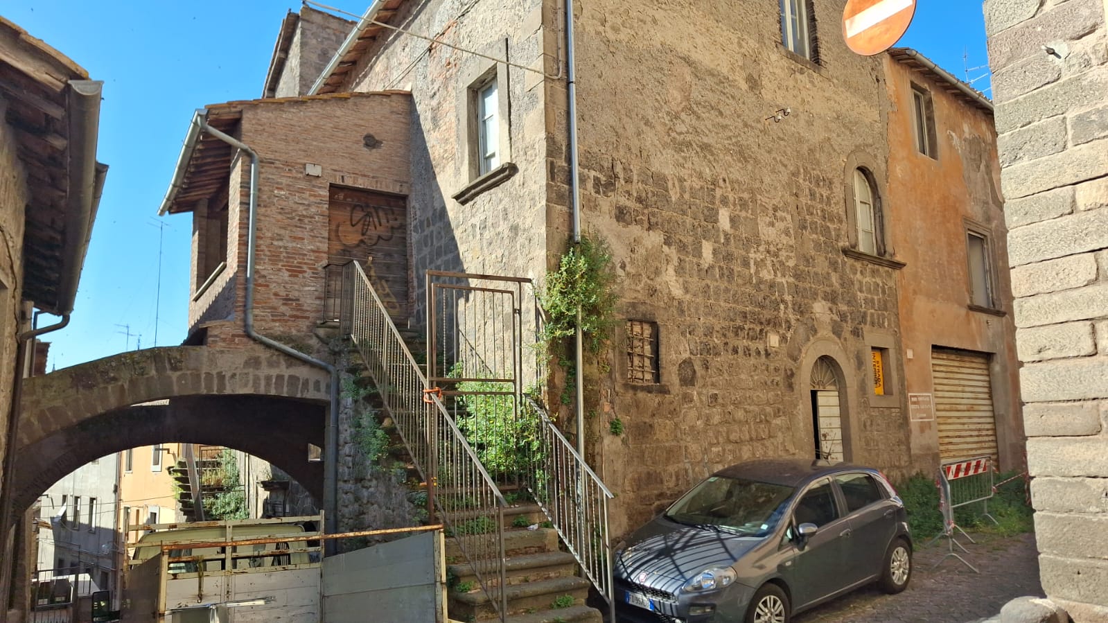 Viterbo – Palazzo storico “occupato” e fatiscente: “Non ci sentiamo sicuri, qualcuno intervenga” i residenti di San Faustino incontrano l’assessore Floris