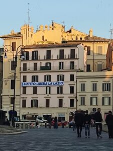 “Lotito Libera la Lazio”, striscione su palazzo vicino a Camera