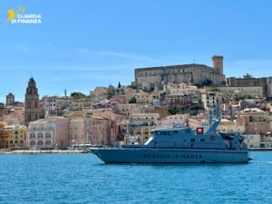 Ponza – Guardia di Finanza sventa incendio e aiuta barca in avaria