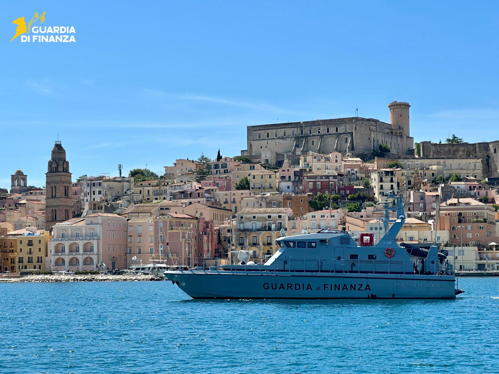 Ponza – Guardia di Finanza sventa incendio e aiuta barca in avaria