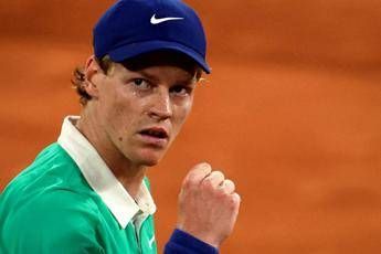 Sinner-Alcaraz oggi finale Roland Garros: 6-4 7-6 4-6. La diretta