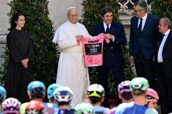 Giro d’Italia, Papa saluta i ciclisti e riceve la maglia rosa