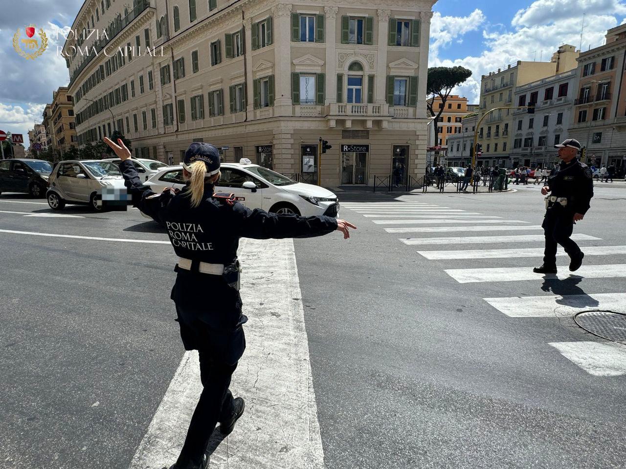 Roma – Passa con il rosso e fugge provocando un incidente, denunciata 23enne