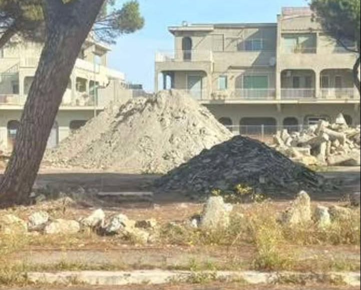 Cerveteri – Abitanti di Piazza Prima Rosa infuriati: “Viviamo tra le macerie, nessuno pensa alla nostra salute”