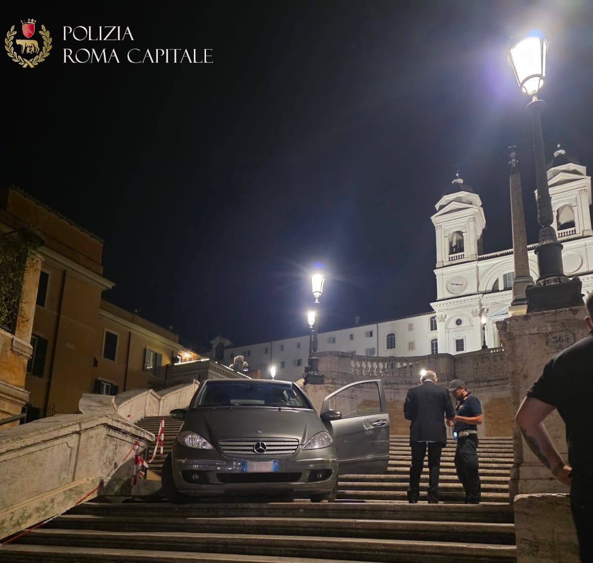 Roma – Autovettura finita sulla scalinata di Trinità dei Monti, denunciato conducente