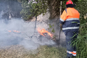 Bolsena – Grave incendio in località Sant’Antonio, 4 ore per domare le fiamme alimentate dal vento (FOTO)