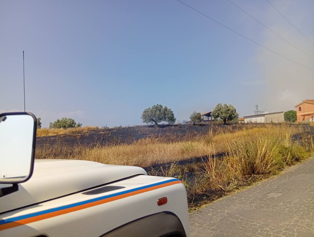 La Protezione civile di Bracciano sventa due incendi, abitazioni e campo minacciati dalle fiamme (FOTO)