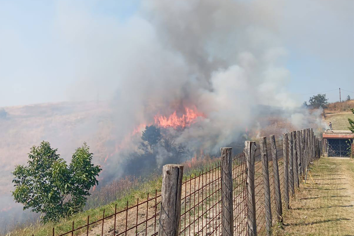 Cesano – L’incendio al campo militare riprende con il vento, elicotteri, Vigili del fuoco e volontari in azione (FOTO)