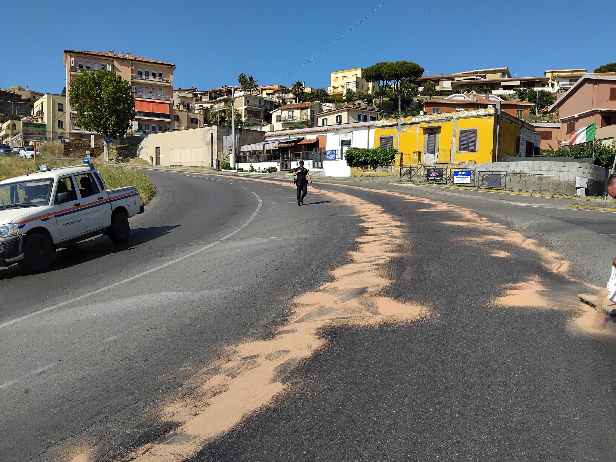 Tarquinia – Lunga scia di gasolio tra Piano e Serpentone, intervento tempestivo di AEOPC e Polizia locale (FOTO)