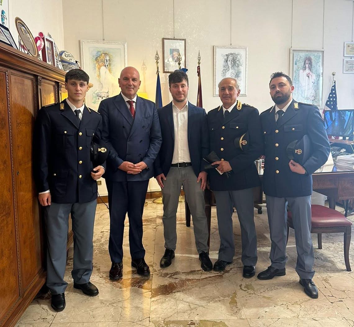 Roma – Corsa contro il tempo: poliziotti scortano in ospedale un’auto con a bordo un bambino colto da malore