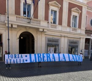 Calcio – Continua la protesta dei tifosi della Lazio a Lotito, nuovo striscione davanti la sede di Forza Italia