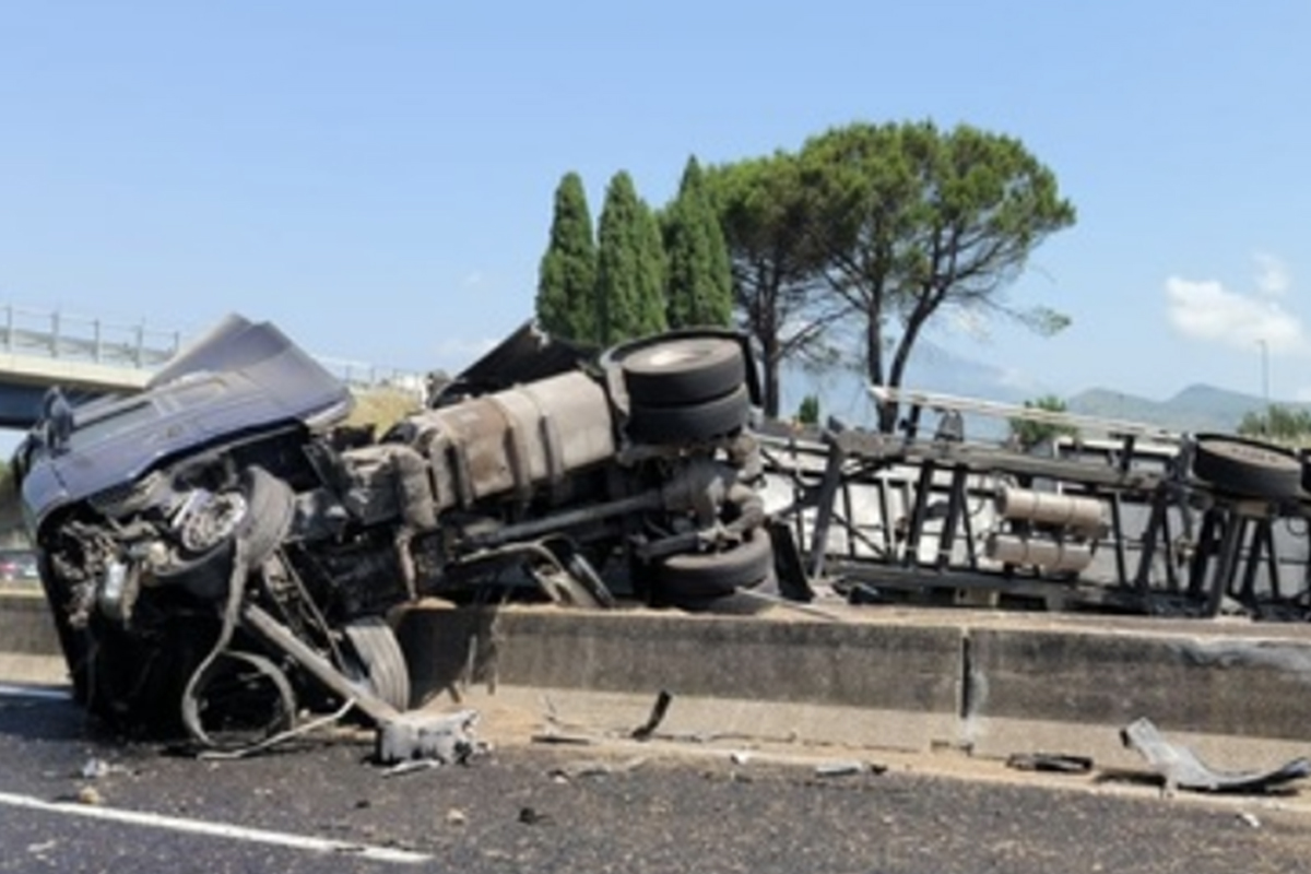 Cassino – Grave incidente sull’A1, camion perde il controllo e sfonda il guardrail centrale