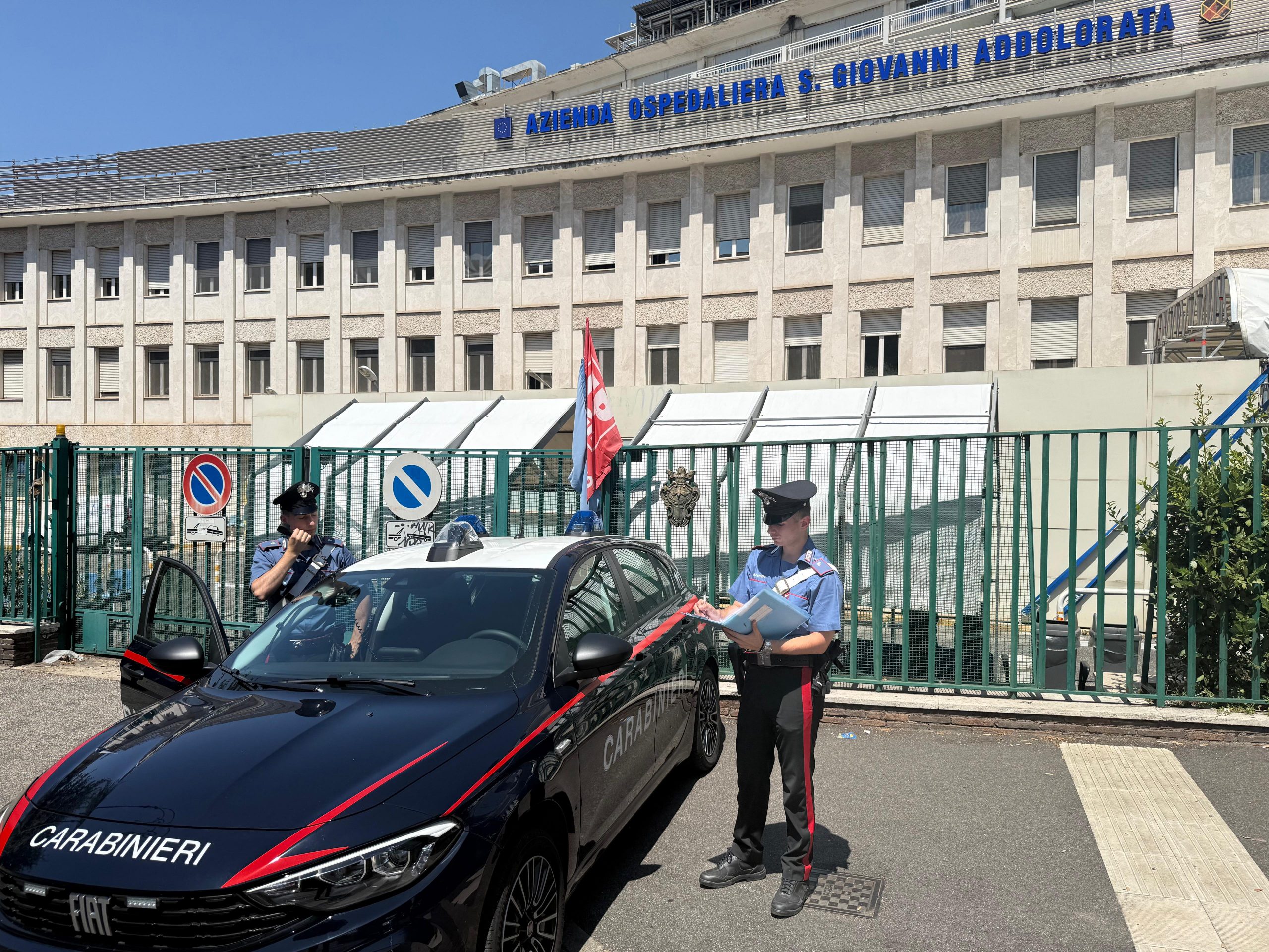 Nudo e fuori di sé per strada, poi rompe tutto in ospedale: notte folle per un 47enne spagnolo a Roma