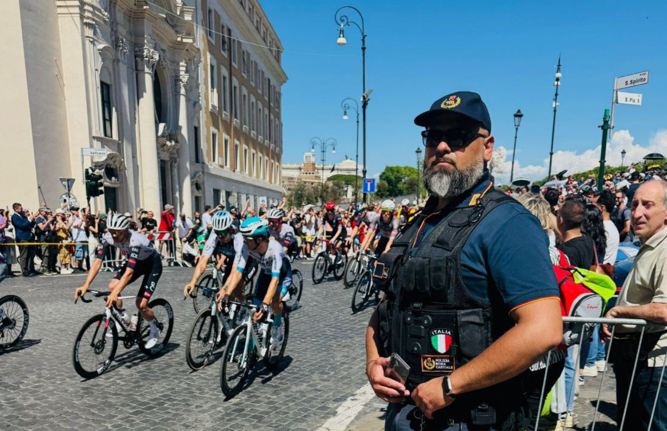 Roma – Il Giro d’Italia si conclude in grande stile: sicurezza massima, protesta pacifica e migliaia di spettatori in festa