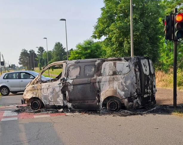 Rapina dal film all’alba tra veicoli incendiati, spari e inseguimenti
