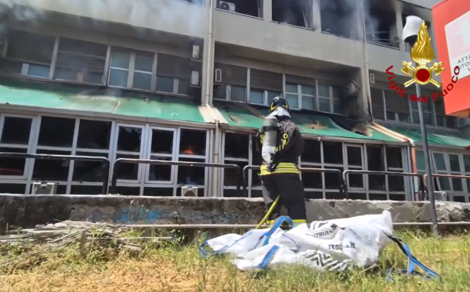 Viterbo – Incendio Unitus sotto controllo, i video e le immagini delle operazioni dei Vigili del Fuoco