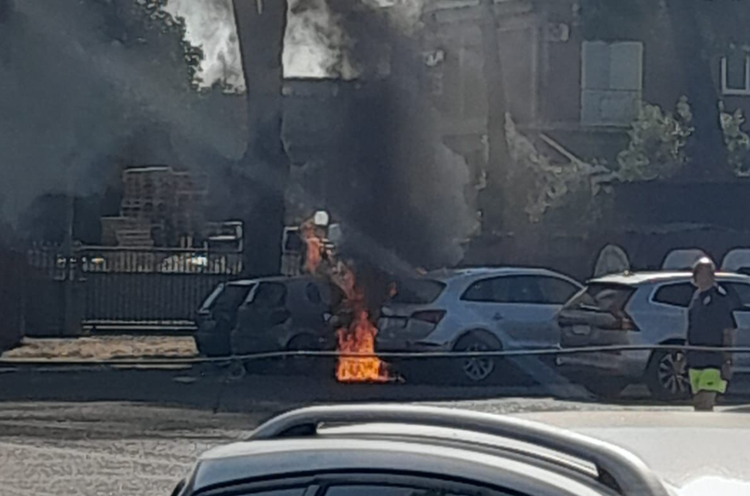 Tarquinia – Auto divorata dalle fiamme nel parcheggio di via Sanzio (FOTO E VIDEO)