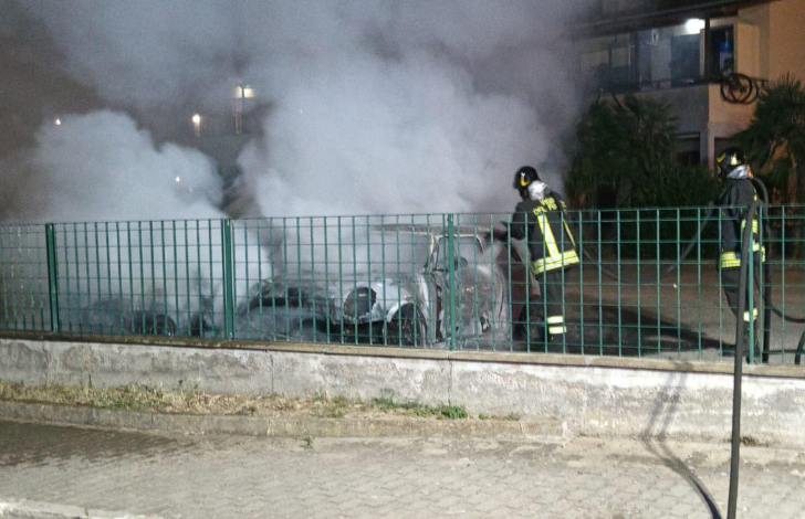 Santa Marinella – Paura in piena notte in via Oceano Pacifico: fiamme distruggono due auto