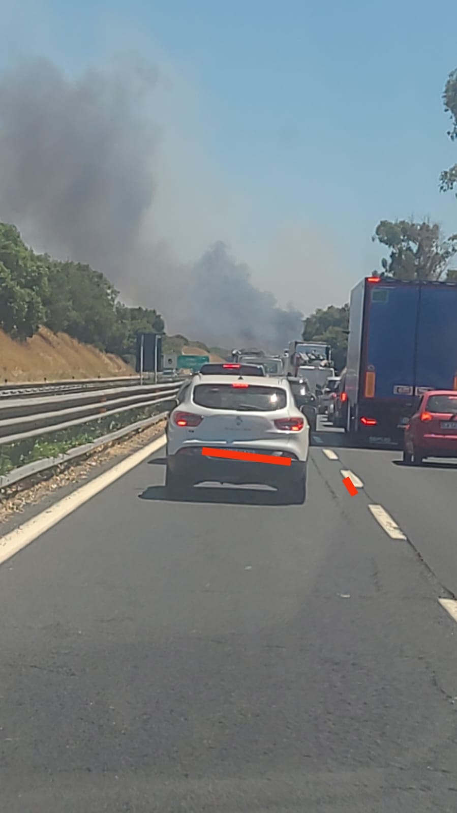 Vasto incendio sulla Roma-Civitavecchia: chiuso il tratto tra Fregene e Fiumicino in entrambe le direzioni
