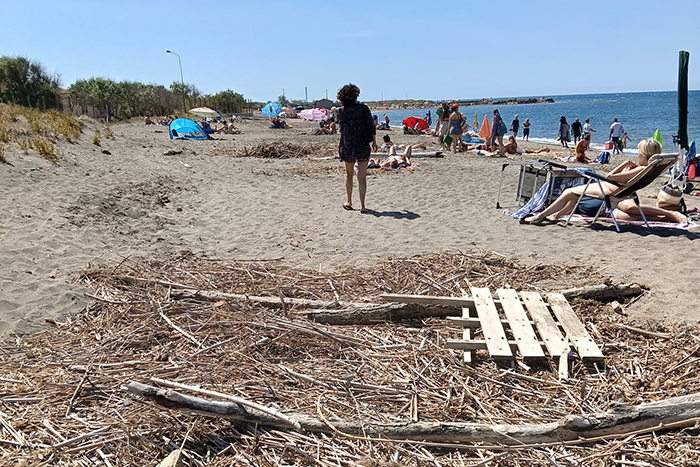 Ombrelloni tra i rifiuti e i chiodi sporgenti, Tarquinia non pulisce le spiagge e i turisti scappano (FOTO)
