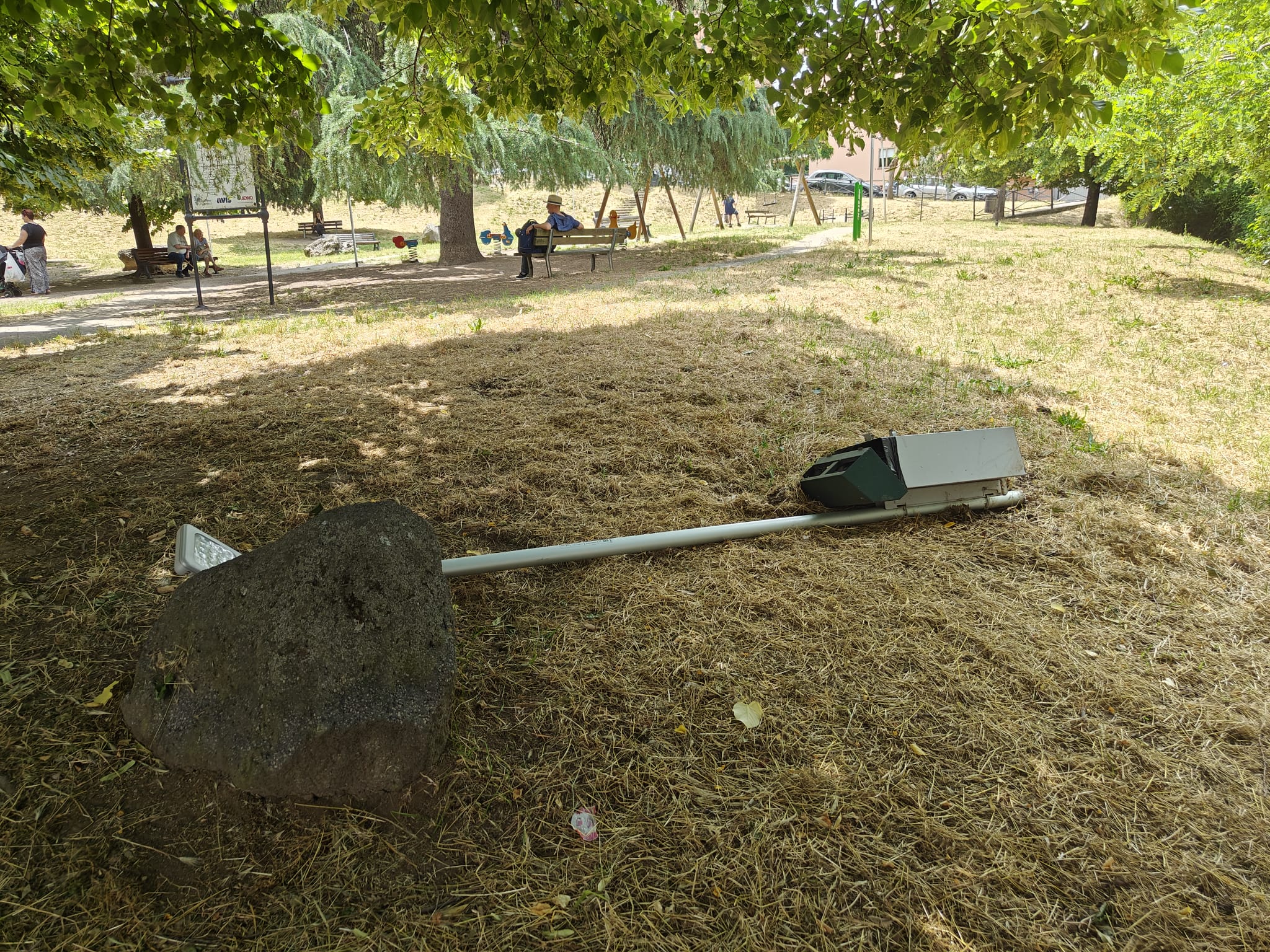 Viterbo – Parco via Cattaneo nel degrado tra pali abbattuti, altri giochi distrutti e “i soliti ubriachi molesti” (FOTO)