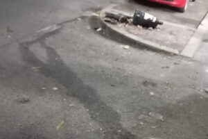 Viterbo – Incidente in via della Palazzina, SUV lanciato ad alta velocità perde il controllo e finisce sul marciapiedi (FOTO)