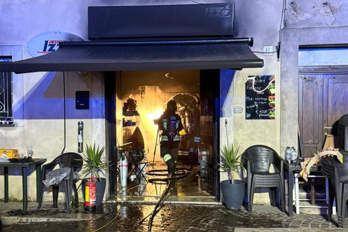 Allumiere – Incendio in una pizzeria in piazza della Repubblica, due ustionati e persone evacuate dalle case (FOTO)